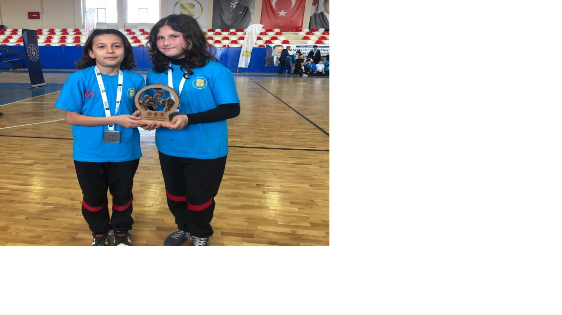 Edremit'in ve körfezin tek kadin futbolu olan Anka2023 Kadın Futbol takiminin minik kızlar grubu Burcu Ataş,Gökhan Acar ve Murat Aydar hocalarinin önderliğinde Edremit bölgesinin şampiyonu oldular. 